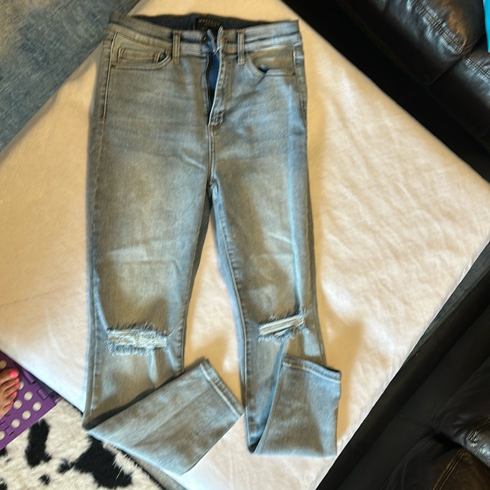 Distressed High Rise Jeans